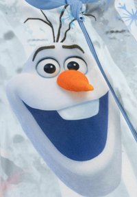 Tuta in pile blu con un grande pupazzo di neve sorridente, dotato di un naso a carota arancione, occhi neri e leggeri motivi di fiocchi di neve grigi.