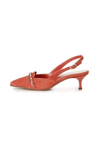 Sandal in suede corallo con punta affusolata, tacco sottile e dettaglio decorativo in argento sul davanti. Cinturino regolabile sul tallone.