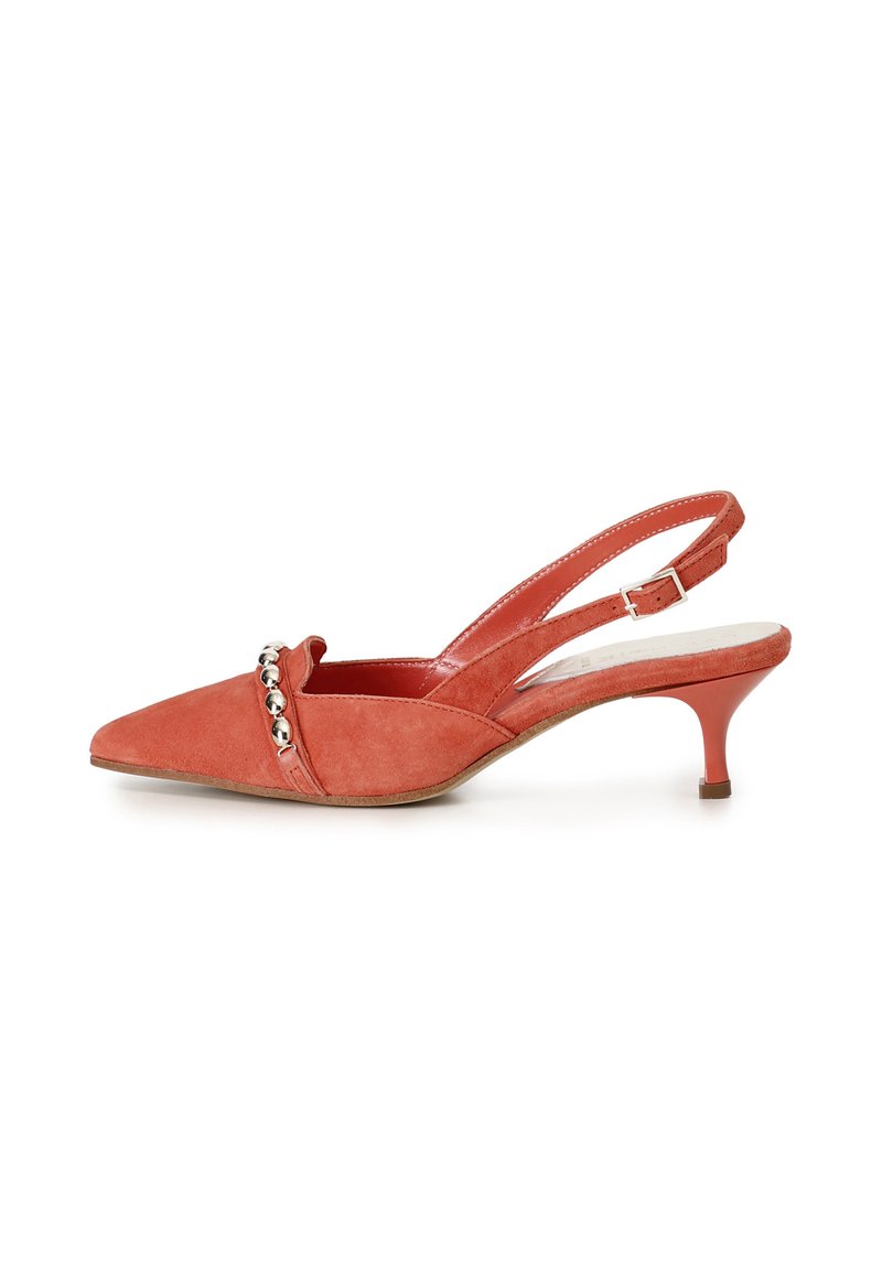 Sandal in suede corallo con punta affusolata, tacco sottile e dettaglio decorativo in argento sul davanti. Cinturino regolabile sul tallone.