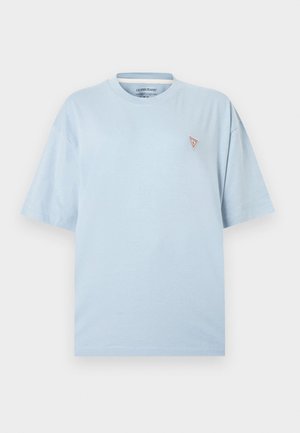 Világoskék rövid ujjú kerek nyakú póló, bal mellkasán kis piros és fehér háromszög alakú Guess Jeans logóval.