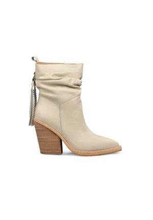 Stivale alla caviglia in pelle beige con design arricciato, punta appuntita e tacco in legno. Presenta un dettaglio a frangia sul retro per un tocco di texture in più.