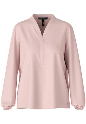 Rosa Bluse mit langen Ärmeln und V-Ausschnitt, die eine glatte Textur und geraffte Ärmelbündchen aufweist. Dezent gesticktes Detail am Kragen.