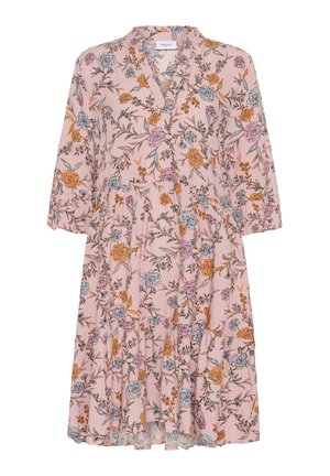 Kvetinové šaty z jemného ružového materiálu s V výstrihom, trojštvrťovými rukávmi a vrstvenou sukňou s modrými a oranžovými kvetinovými vzormi.
