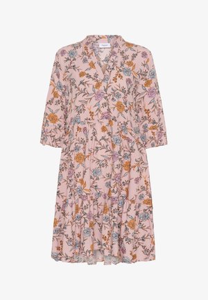 Bloemenjurk van lichtroze stof, met een V-halslijn, driekwart mouwen en een gelaagde rok met blauwe en oranje bloemenpatronen.