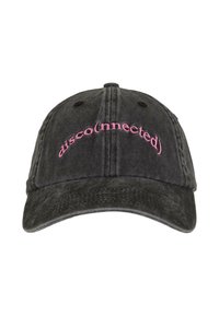 Melna denima cepure ar izliekto vizoru, ar izšūtu "disco(nnected)" tekstu rozā krāsā. Aizmugurē ir regulējama siksna izmēra pielāgošanai.