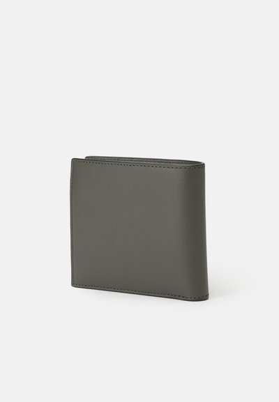 Grijze leren portemonnee met een gestructureerde afwerking, voorzien van een bi-fold ontwerp en zichtbare stiksels langs de randen. Compacte en rechthoekige vorm.
