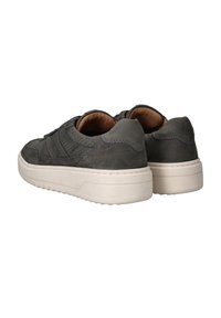 Grijze leren sneakers met een gestructureerd design, ronde neus en dikke witte rubberen zool. Beschikt over subtiele stiksels en gestikte accenten.
