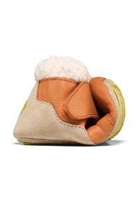 Zapato para toddler de cuero y gamuza en beige y naranja, con un suave forro crema, cierre ajustable y suela de goma texturizada.