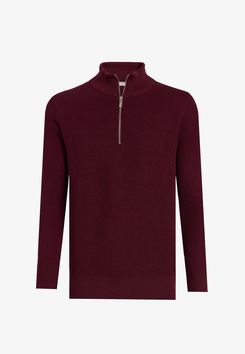 Pull en maille bordeaux avec motif texturé, manches longues, poignets et ourlet côtelés, et col montant à demi-fermeture éclair.