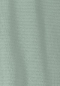 Hellgrüner Baumwollstoff mit einer gerippten Textur, der subtile horizontale Linien und eine glatte Oberfläche aufweist.