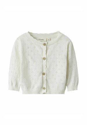 Weißes gestricktes Cardigan mit Dreiviertelärmeln, gewelltem Ausschnitt und dekorativem Knopfverschluss. Verfügt über ein zartes Lochmuster im gesamten Stück.