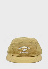 Khaki-hattu, jossa on tasainen lippa, valmistettu kevyestä materiaalista. Sen etupuolella on valkoisella brodeerattu "NORDICBUDDIES CLOTHING CO." yhdessä kalan logon kanssa.