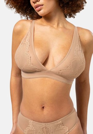 Naakte bralette met kantafwerking, V-hals ontwerp en zachte stof. Bijpassende bikini met kantaccent completeert de bh.