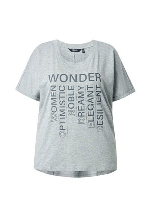 Grijze T-shirt met korte mouwen en een ronde halslijn, met donkere tekst in verschillende groottes die positieve woorden over vrouwen benadrukt.