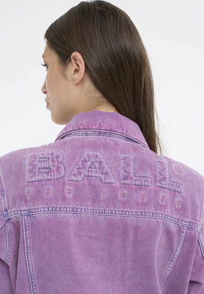 Roza denim jakna z dvignjenim logotipom na hrbtu, s ovratnikom in značilnim šivom ob šivih.