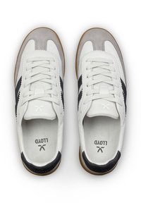 Weiße und graue Sneaker mit glattem Leder- und Wildlederoberteil, schwarzen Akzenten, rundem Zehenbereich und Gummisohle. Verfügt über sechs Schnürlöcher.