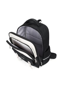 Sac à dos noir avec plusieurs compartiments, y compris une poche rembourrée pour ordinateur portable. Équipé de zips argentés, d'un tissu durable et d'une poche latérale texturée.