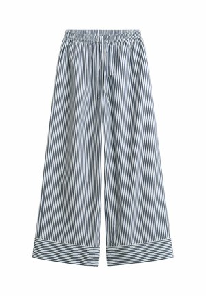 Pantaloni a gamba larga con righe verticali blu navy e bianche, vita elastica con coulisse e polsini a righe orizzontali su sfondo bianco.