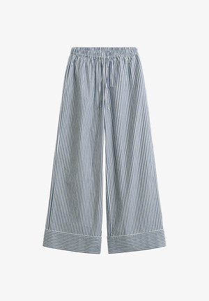 Pantaloni a gamba larga con righe verticali blu navy e bianche, vita elastica con coulisse e polsini a righe orizzontali su sfondo bianco.