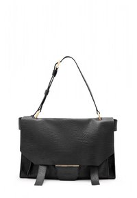 Sac à main en cuir noir avec une finition texturée, doté d'un rabat, d'une sangle ajustable et d'une garniture en métal doré à l'avant.