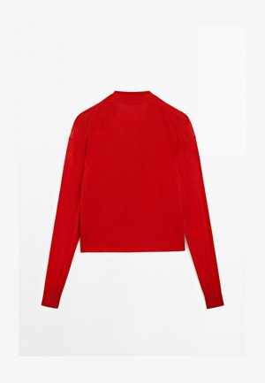 Czerwony, długi sweter z krótkim krojem, z ribbowanym teksturą, okrągłym dekoltem i dopasowanymi rękawami. Charakteryzuje się czystym, prostym wzorem bez ozdób.