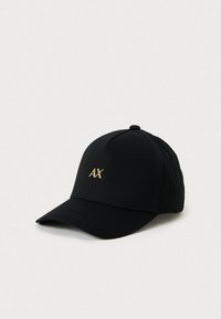 Melna beisbola cepure ar izliekto malas daļu un zeltītu "AX" logo priekšpusē uz vienkārša gaiša fona.