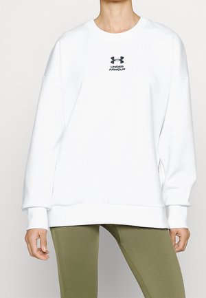Sweat à capuche blanc avec un col rond et des manches longues. Présente un logo noir "UNDER ARMOUR" sur la poitrine. Tissu doux et lisse, coupe décontractée.