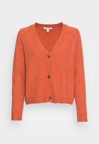 Orange kavaj med V-ringning, knappstängning och långa ärmar. Mjuk textur med ribbade manschetter och nederkant. Bruna knappar ger detalj.