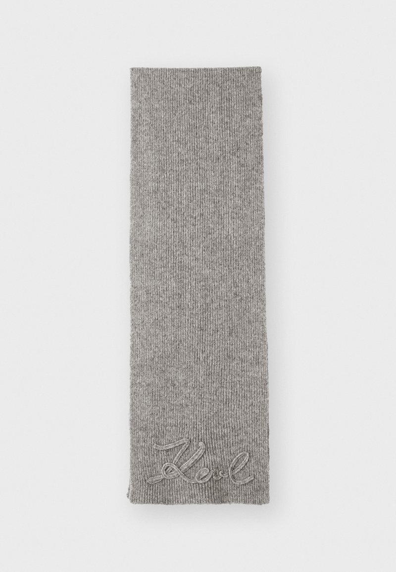 Écharpe grise à côtes en matériau doux, présentant un subtil détail de logo brodé près du bord inférieur.
