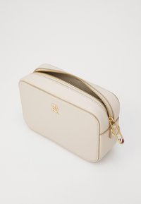 Tommy Hilfiger LOGO CAMERA BAG - Umhängetasche - sugarcane