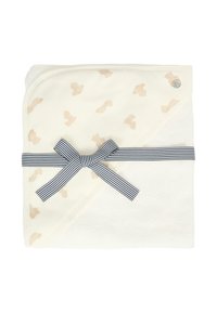 Bawełniany kocyk dla niemowląt w kolorze kremowym, z wzorem misia i granatową wstążką w paski. Miękka tekstura z fasonem z kapturem dla zapewnienia ciepła.