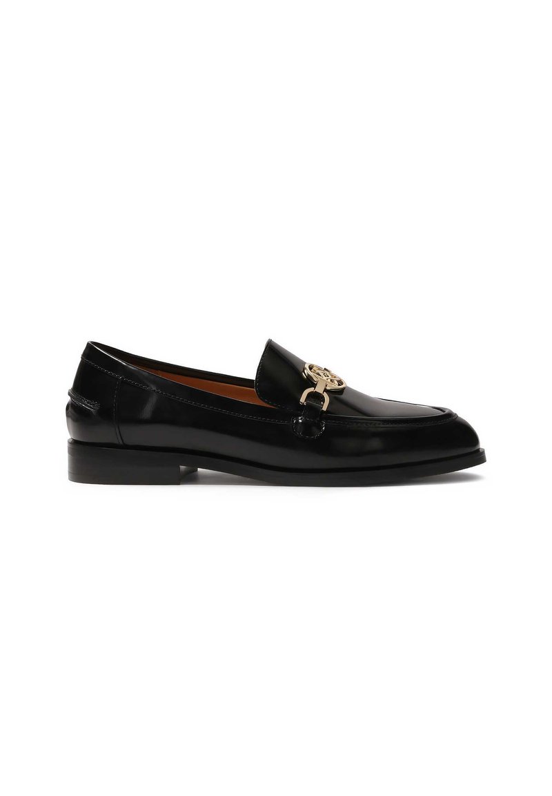 Musta nahkainen loafers-kengät kiiltävällä pinnalla, jossa on kultasävyinen yksityiskohta nauhassa ja matala, neliskulmainen korko.