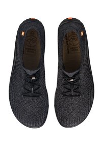 Czarne plecione buty z teksturowaną cholewką, z szarymi sznurówkami, gumową podeszwą i pomarańczowymi akcentami. Wnętrze oznaczone "Wełna merino."