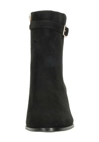 Zwarte suède enkellaars met een taps toelopende silhouet, een synthetische zool en een bijpassende riemaccent met een metallic gesp.