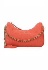 Sac bandoulière en cuir orange avec motif de logo embossé, bandoulière chaîne dorée et bandoulière amovible pour porter en travers. Texture lisse et forme incurvée.