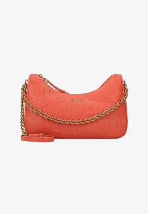 Orangefarbene Leder-Schultertasche mit geprägt geprägtem Logomuster, goldener Kettenriemen und abnehmbarem Umhängeriemen. Glatte Textur und geschwungene Form.