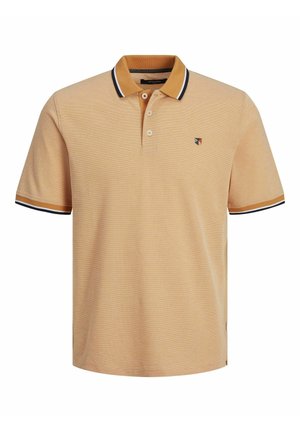 Camisa polo de tejido ligero en color naranja claro con patrón texturizado, tapeta de tres botones, y acentos en el cuello y las mangas a rayas en contraste de color marino y blanco.