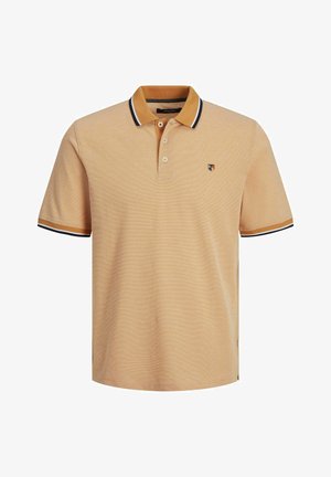Camisa polo de tejido ligero en color naranja claro con patrón texturizado, tapeta de tres botones, y acentos en el cuello y las mangas a rayas en contraste de color marino y blanco.