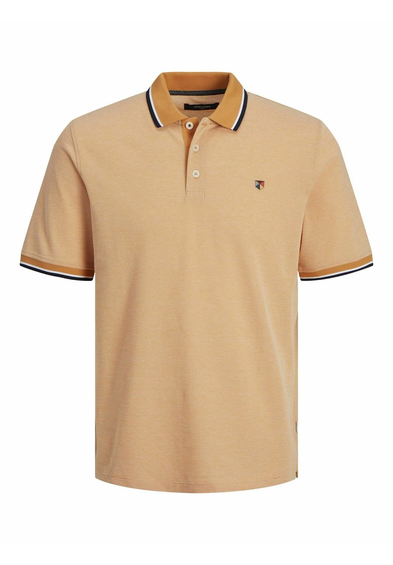 Polo in tessuto arancione chiaro con motivo testurizzato, colletto a tre bottoni, dettagli a strisce navy e bianche sul colletto e sulle maniche.