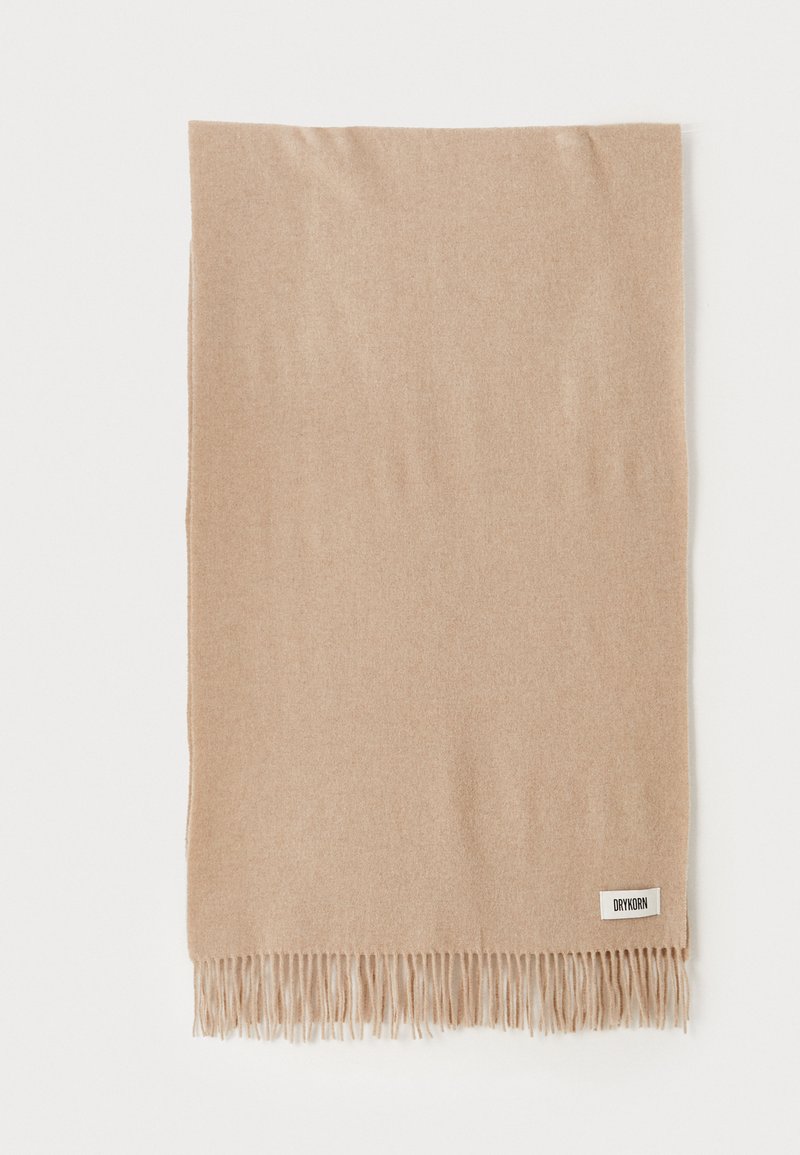 Lys beige tørklæde lavet af blødt materiale med en glat tekstur og frynsede kanter; mærkets label placeret i det ene hjørne.