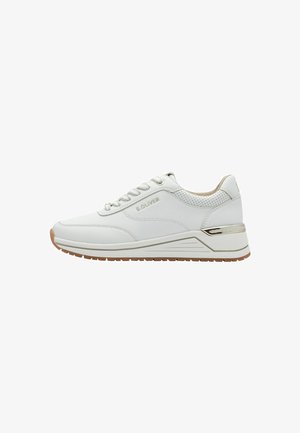 Sneaker bianco con tomaia in pelle testurizzata, chiusura con lacci e dettagli metallici. Presenta un tallone imbottito e una suola in gomma con motivo.