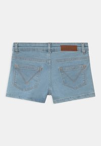 Shorts de mezclilla azul claro con una textura suave, una etiqueta de cuero en la parte posterior con la inscripción "Molo" y dos bolsillos traseros con costuras en forma de V.