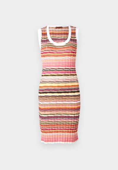 Juostuota be rankovių megzta suknelė su banguotais raštais rožinės, oranžinės ir rudos spalvų atspalviuose, baltu banguotu apykakle ir apdaila.