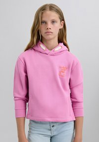 Roze hoodie van zacht materiaal, met een voorzak, trekkoorden met oranje accenten en een geborduurde koffiemok op de borst.