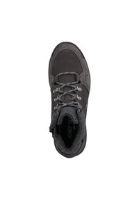 Bota de senderismo gris con parte superior de ante y tela, collar texturizado, ojales de metal y suela de goma. Cordones pasados para un ajuste seguro.