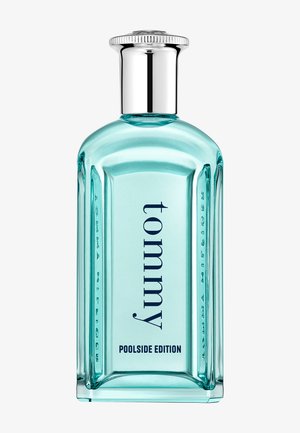 Klare türkisfarbene Glasflasche mit silbernem Verschluss mit der Aufschrift „tommy Poolside Edition“, zentriert auf weißem Hintergrund.