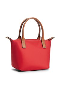 Κόκκινη τσάντα από νάιλον με καφέ δερμάτινες χειρολαβές, ορθογώνιο σχήμα, κλείσιμο με φερμουάρ στην κορυφή και διακριτικές ραφές στις άκρες.