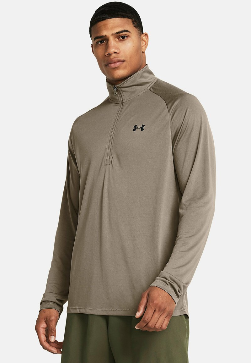 Hellbrauner, langärmliger Pullover mit Viertelreißverschluss aus glattem Material, mit einem dezenten Logo auf der Brust und kontrastierenden Seitenpaneelen.