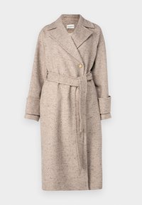 Béžový, textúrovaný vonkajší kabát s klopovým golierom, jedným gombíkom na zapínanie, pásom v oblasti pása a dlhými rukávmi so zúženými koncami.