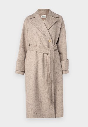 Bež, teksturiran zunanji plašč z ovratnikom, zapiranje na en gumb, pasom v pasu in dolgimi rokavi s manšetami.